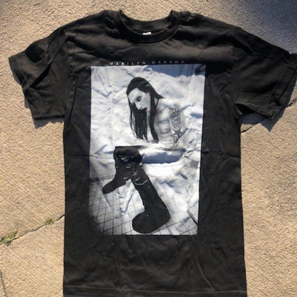 Marilyn Manson on the Toilet T-Shirt - Picture 1 of 2